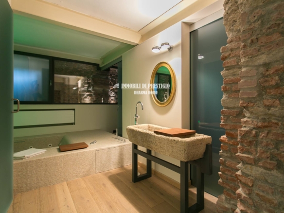 MILANO VIA VIGEVANO, VENDITA LOFT CON SPA INTERNA