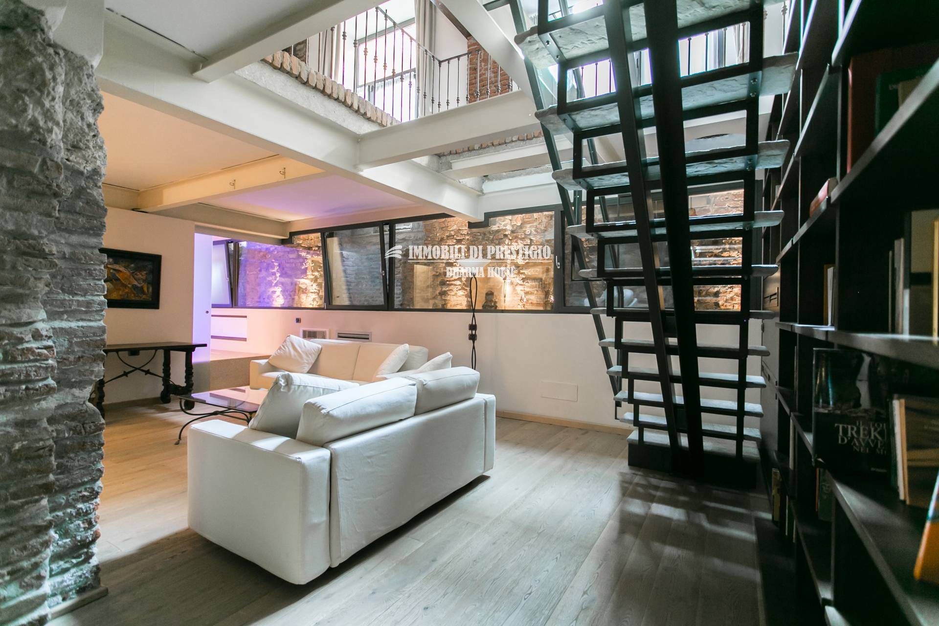 MILANO VIA VIGEVANO, VENDITA LOFT CON SPA INTERNA