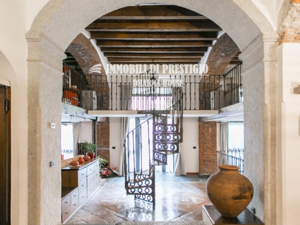 MILANO VIA VIGEVANO, VENDITA LOFT CON SPA INTERNA