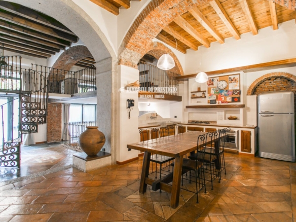 MILANO VIA VIGEVANO, VENDITA LOFT CON SPA INTERNA