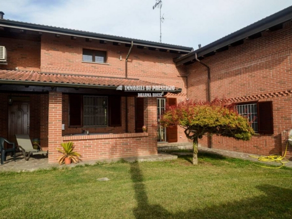 BORGO SAN SIRO, VENDITA VILLA CON GIARDINO E ADIACENTE TERRENO EDIFICABILE
