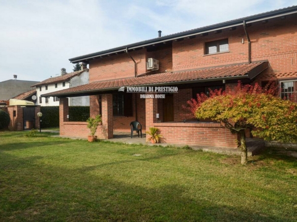 BORGO SAN SIRO, VENDITA VILLA CON GIARDINO E ADIACENTE TERRENO EDIFICABILE