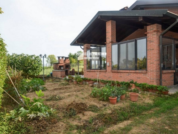 BORGO SAN SIRO, VENDITA VILLA CON GIARDINO E ADIACENTE TERRENO EDIFICABILE