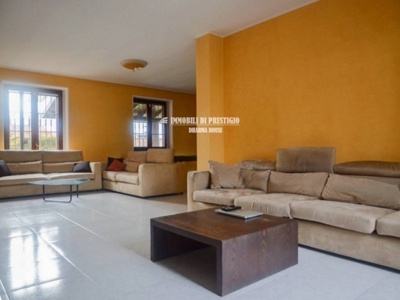 BORGO SAN SIRO, VENDITA VILLA CON GIARDINO E ADIACENTE TERRENO EDIFICABILE