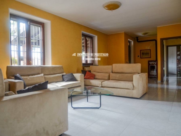 BORGO SAN SIRO, VENDITA VILLA CON GIARDINO E ADIACENTE TERRENO EDIFICABILE
