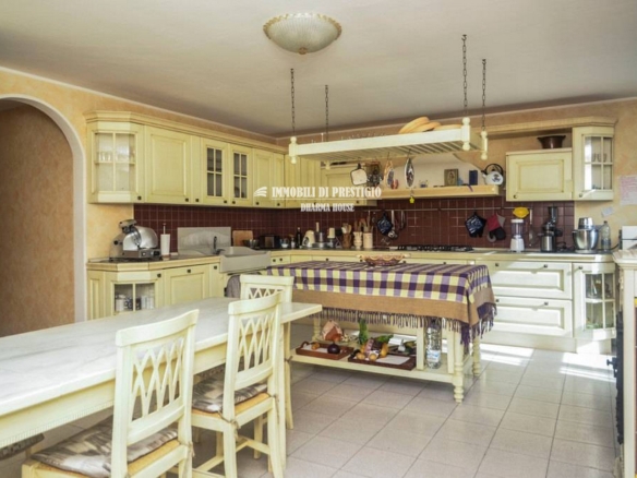 BORGO SAN SIRO, VENDITA VILLA CON GIARDINO E ADIACENTE TERRENO EDIFICABILE