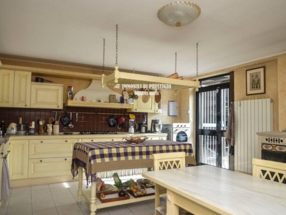 BORGO SAN SIRO, VENDITA VILLA CON GIARDINO E ADIACENTE TERRENO EDIFICABILE