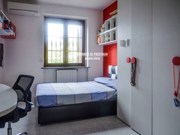 BORGO SAN SIRO, VENDITA VILLA CON GIARDINO E ADIACENTE TERRENO EDIFICABILE