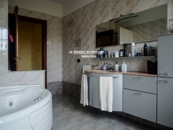 BORGO SAN SIRO, VENDITA VILLA CON GIARDINO E ADIACENTE TERRENO EDIFICABILE