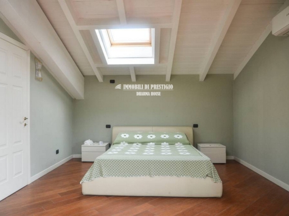 BORGO SAN SIRO, VENDITA VILLA CON GIARDINO E ADIACENTE TERRENO EDIFICABILE
