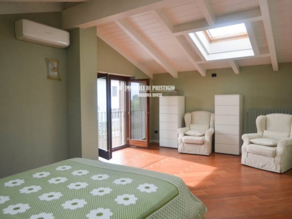 BORGO SAN SIRO, VENDITA VILLA CON GIARDINO E ADIACENTE TERRENO EDIFICABILE