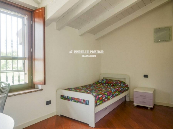 BORGO SAN SIRO, VENDITA VILLA CON GIARDINO E ADIACENTE TERRENO EDIFICABILE
