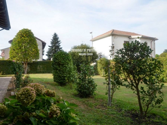 BORGO SAN SIRO, VENDITA VILLA CON GIARDINO E ADIACENTE TERRENO EDIFICABILE