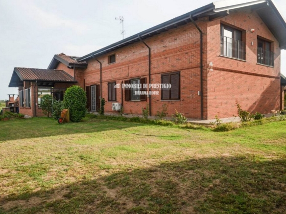 BORGO SAN SIRO, VENDITA VILLA CON GIARDINO E ADIACENTE TERRENO EDIFICABILE