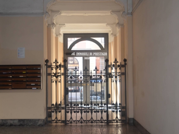 MILANO MEDAGLIE D’ORO, VENDITA APPARTAMENTO CON TERRAZZO IN STABILE SIGNORILE
