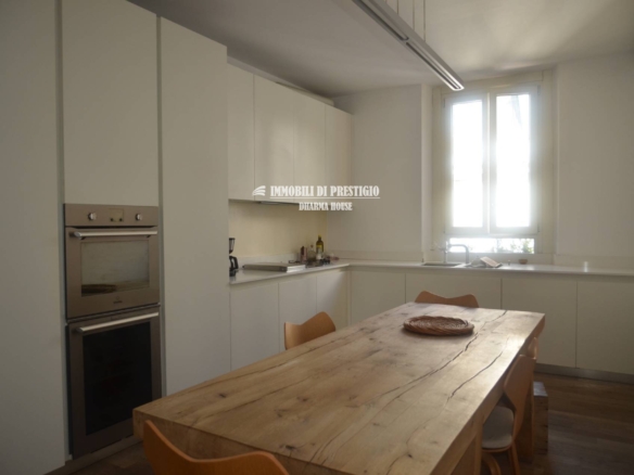 MILANO MEDAGLIE D’ORO, VENDITA APPARTAMENTO CON TERRAZZO IN STABILE SIGNORILE