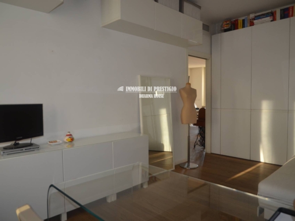 MILANO MEDAGLIE D’ORO, VENDITA APPARTAMENTO CON TERRAZZO IN STABILE SIGNORILE