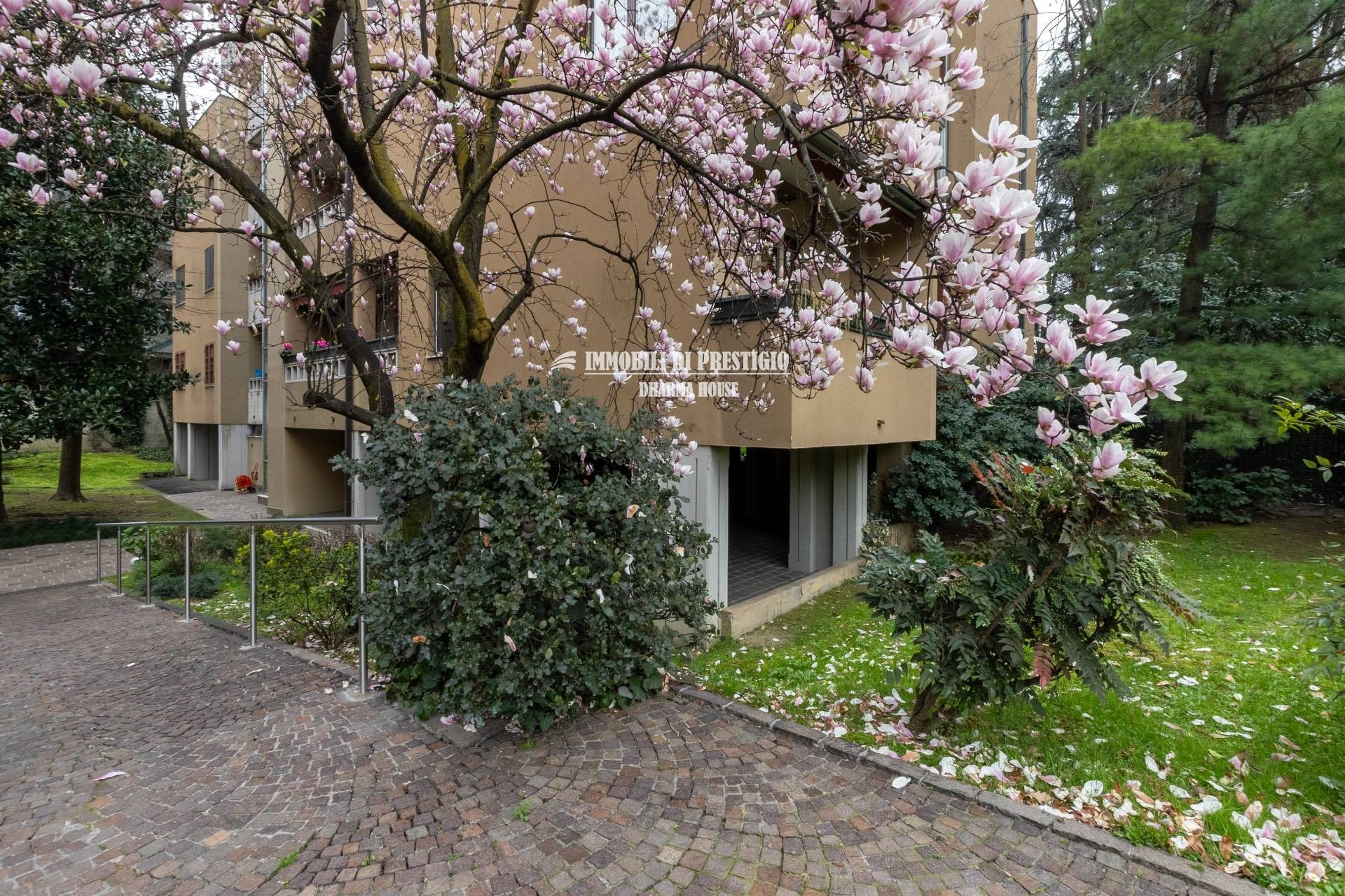 MILANO S. SIRO, VENDITA APPARTAMENTO CON TERRAZZO E BOX