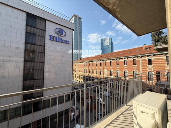 MILANO VIA LAZZARONI, VENDITA TRILOCALE RISTRUTTURATO