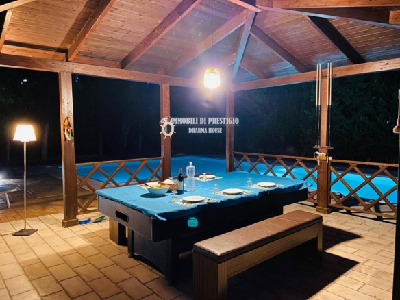 CHIEUTI, VENDITA VILLA DI CHARME CON PISCINA