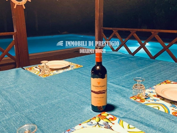 CHIEUTI, VENDITA VILLA DI CHARME CON PISCINA