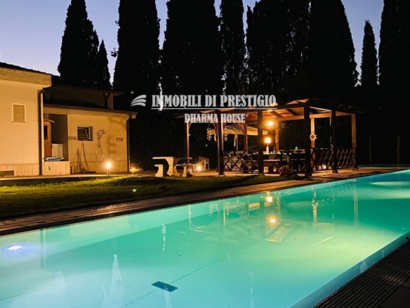 CHIEUTI, VENDITA VILLA DI CHARME CON PISCINA