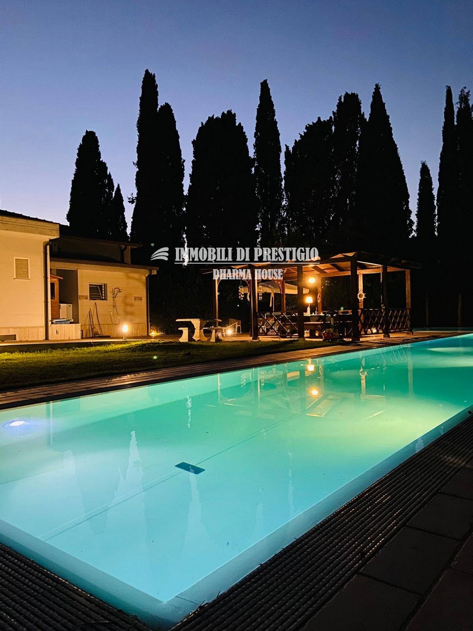 CHIEUTI, VENDITA VILLA DI CHARME CON PISCINA