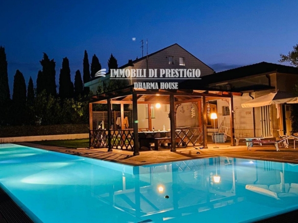 CHIEUTI, VENDITA VILLA DI CHARME CON PISCINA