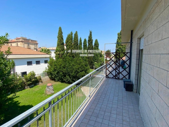 CHIEUTI, VENDITA VILLA DI CHARME CON PISCINA