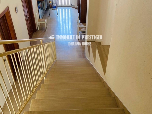 CHIEUTI, VENDITA VILLA DI CHARME CON PISCINA