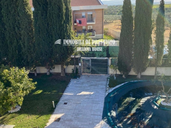 CHIEUTI, VENDITA VILLA DI CHARME CON PISCINA