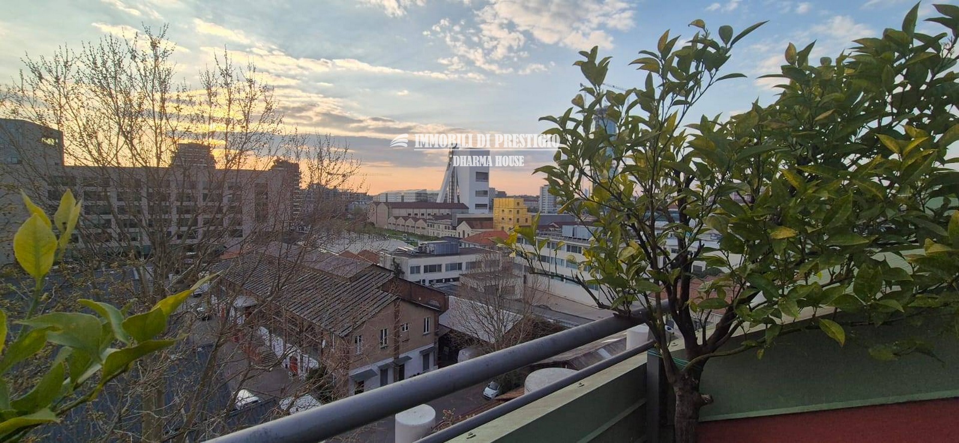 MILANO FONDAZIONE PRADA, ATTICO RECENTE CON TERRAZZI