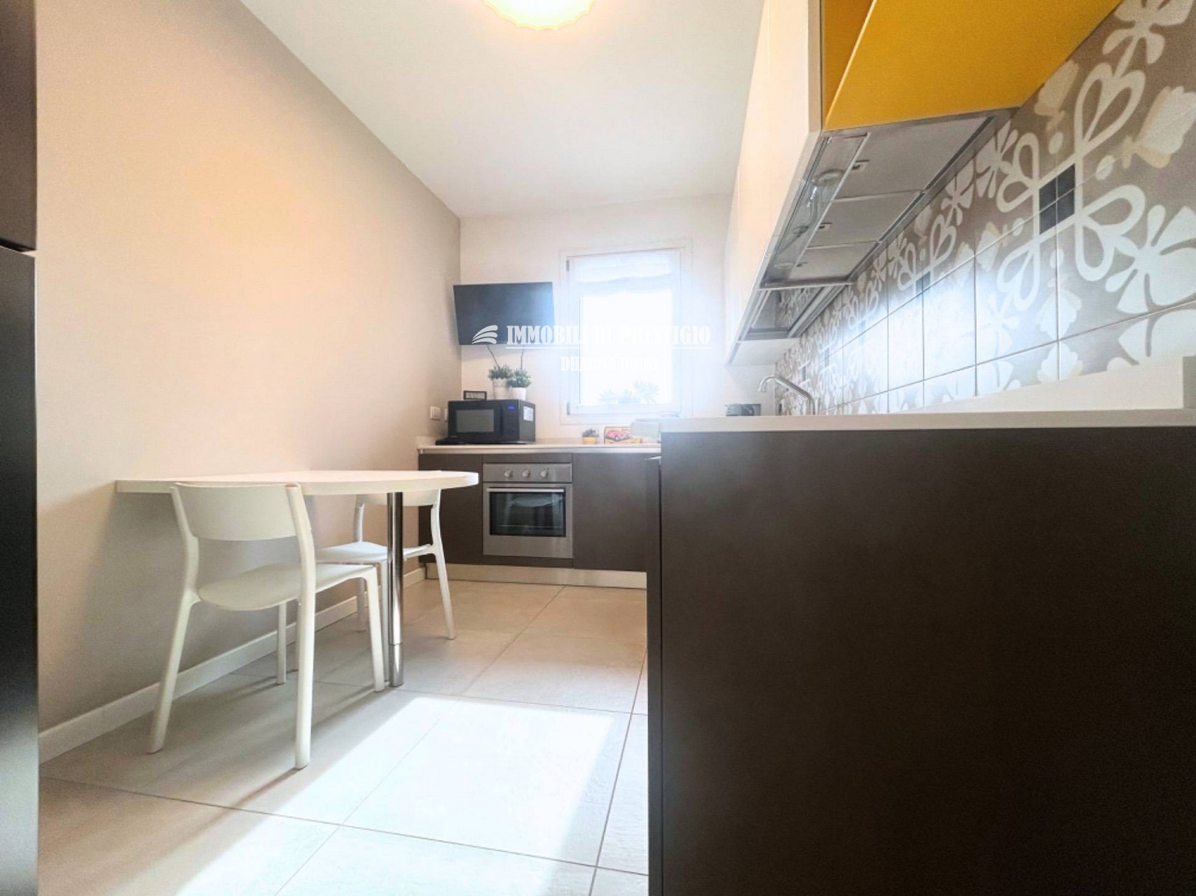 MILANO CASCINA MERLATA, VENDITA TRILOCALE CON TERRAZZO E BOX