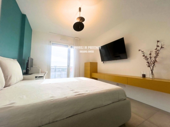 MILANO CASCINA MERLATA, VENDITA TRILOCALE CON TERRAZZO E BOX