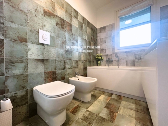 MILANO CASCINA MERLATA, VENDITA TRILOCALE CON TERRAZZO E BOX