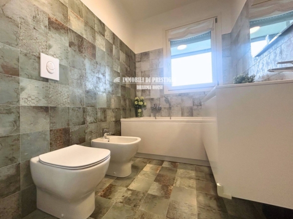 MILANO CASCINA MERLATA, VENDITA TRILOCALE CON TERRAZZO E BOX