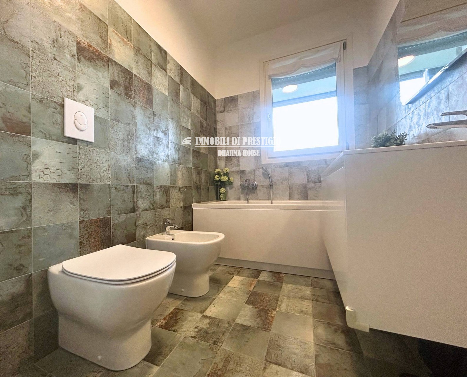 MILANO CASCINA MERLATA, VENDITA TRILOCALE CON TERRAZZO E BOX