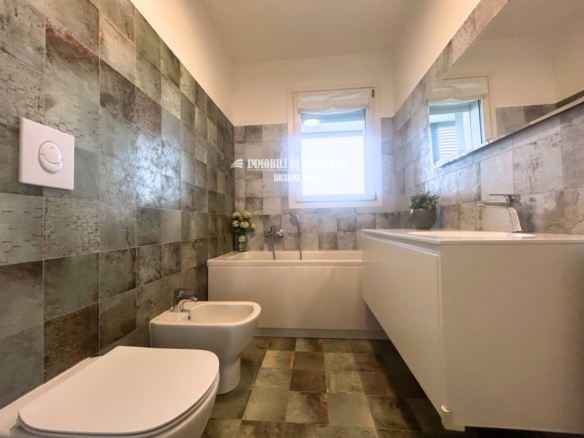 MILANO CASCINA MERLATA, VENDITA TRILOCALE CON TERRAZZO E BOX