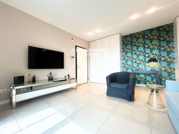 MILANO CASCINA MERLATA, VENDITA TRILOCALE CON TERRAZZO E BOX