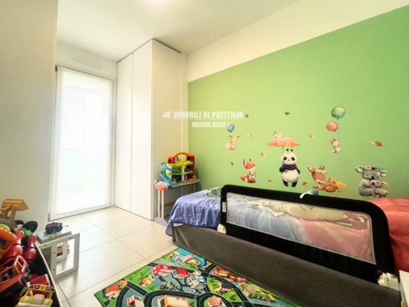 MILANO CASCINA MERLATA, VENDITA TRILOCALE CON TERRAZZO E BOX