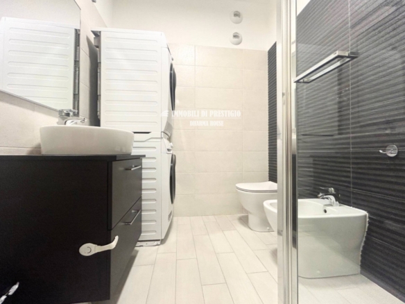 MILANO CASCINA MERLATA, VENDITA TRILOCALE CON TERRAZZO E BOX