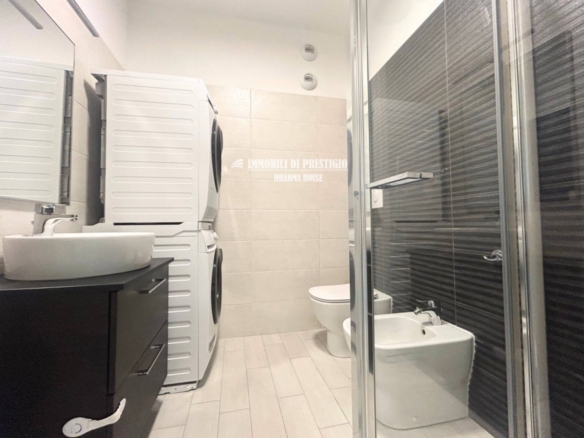 MILANO CASCINA MERLATA, VENDITA TRILOCALE CON TERRAZZO E BOX