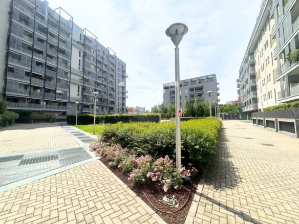 MILANO CASCINA MERLATA, VENDITA TRILOCALE CON TERRAZZO E BOX