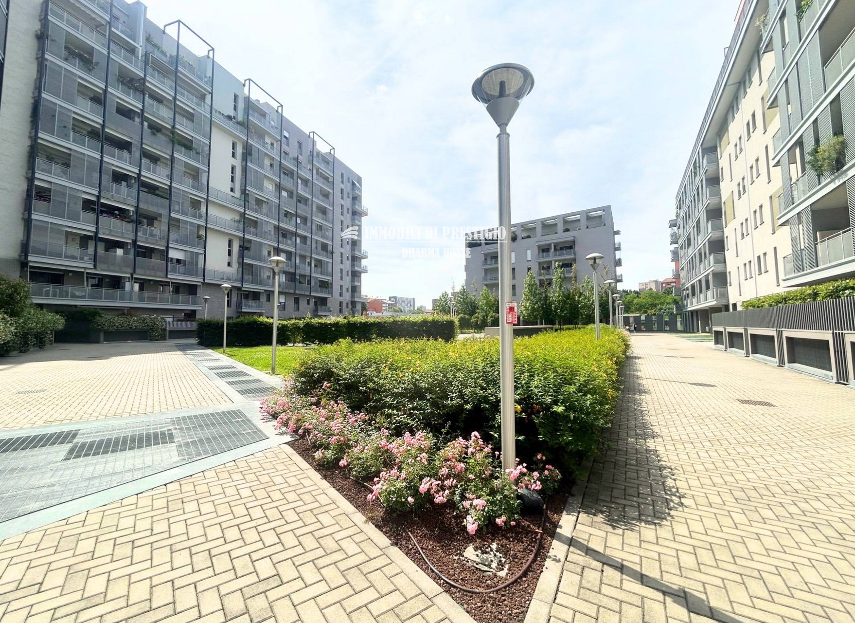 MILANO CASCINA MERLATA, VENDITA TRILOCALE CON TERRAZZO E BOX