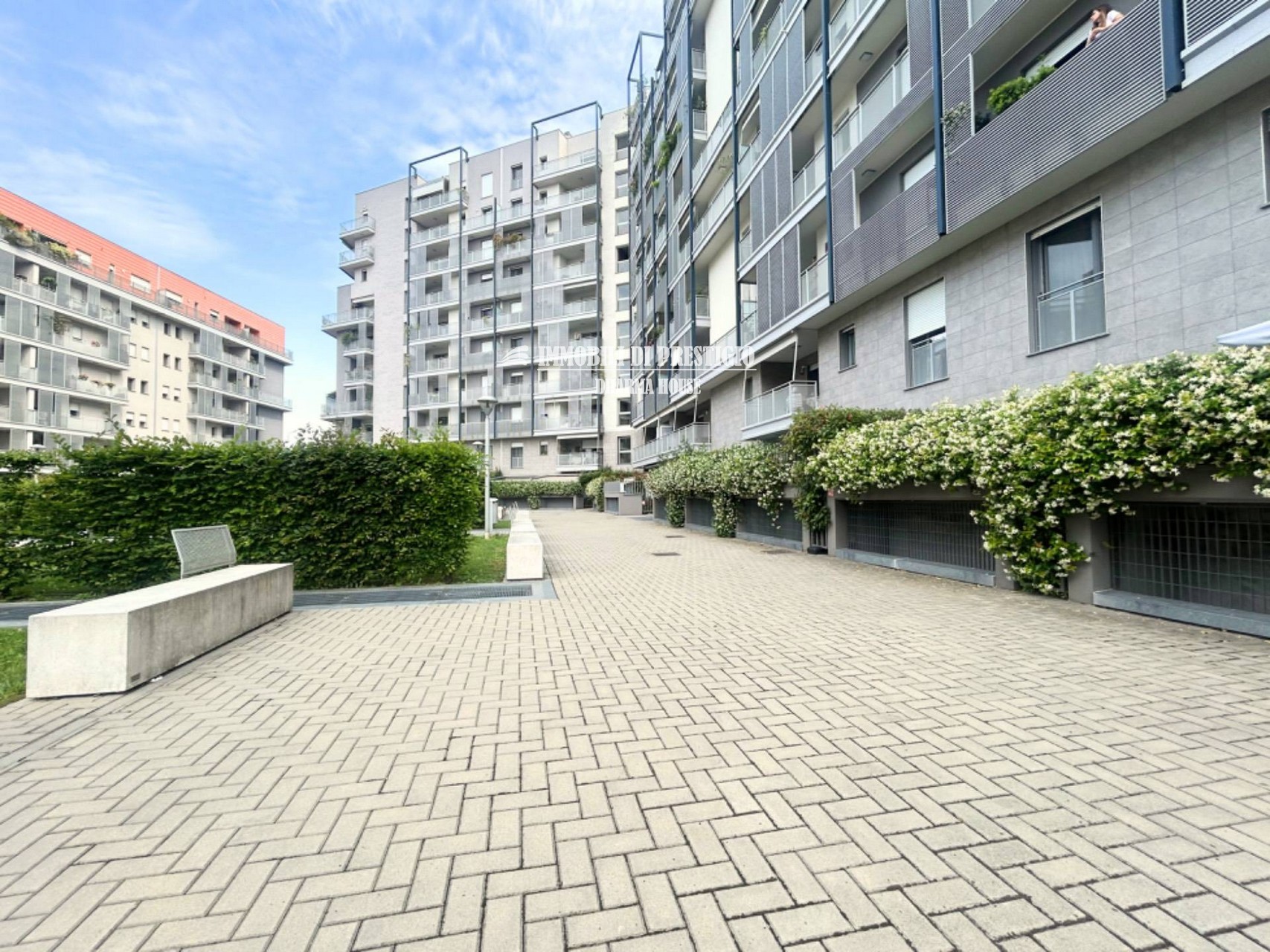 MILANO CASCINA MERLATA, VENDITA TRILOCALE CON TERRAZZO E BOX