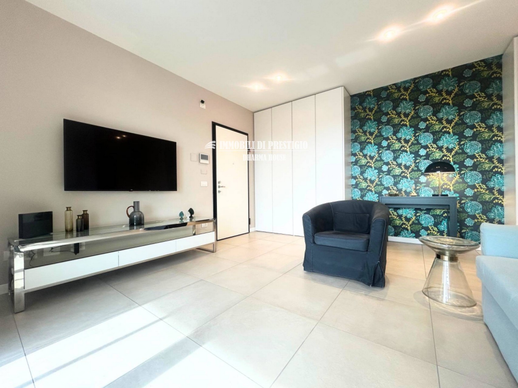 MILANO CASCINA MERLATA, VENDITA TRILOCALE CON TERRAZZO E BOX