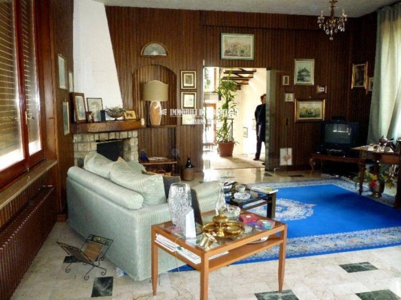 VIGANO’, VENDITA VILLA SINGOLA CON GIARDINO E PISCINA