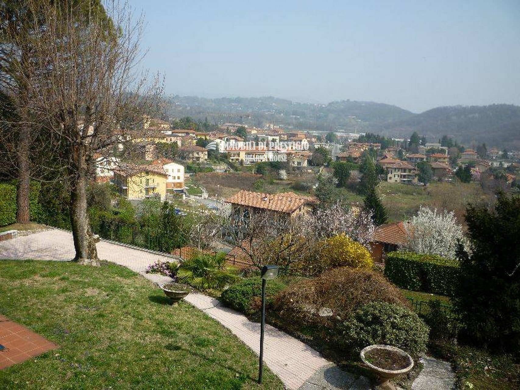 ap-viganò21 VIGANO’, VENDITA VILLA SINGOLA CON GIARDINO E PISCINA