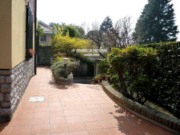 VIGANO’, VENDITA VILLA SINGOLA CON GIARDINO E PISCINA