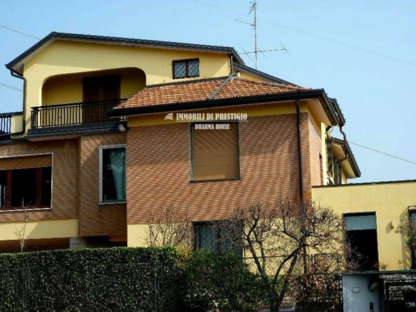 VIGANO’, VENDITA VILLA SINGOLA CON GIARDINO E PISCINA